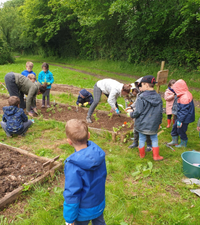 Jardinage au Jardin des Puys